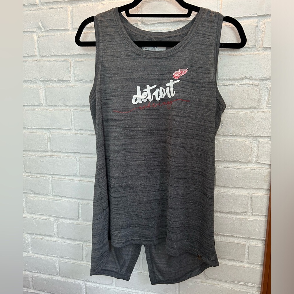 Women’s L Detroit Red Wings BNWT tank top with split hem back
